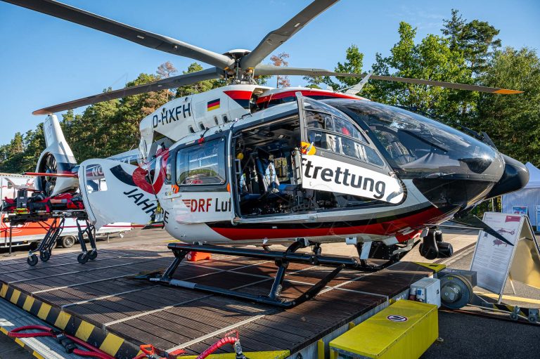Jubiläumshubschrauber der DRF Luftrettung Weiden am Boden mit geöffneter Kabine und sichtbarer medizinischer Ausstattung