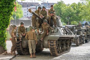 Soldaten sitzen auf einem Jagdpanzer M36 Jackson