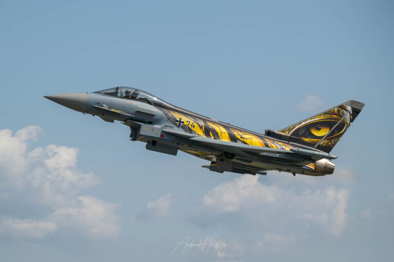 Der Eurofighter „Castle Tiger“ vom Taktischen Luftwaffengeschwader 74 aus Neuburg an der Donau mit seiner neuen Folierung 2025.