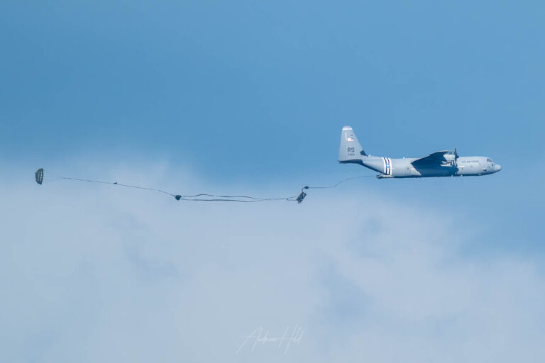 Der sogenannte Extraktionsfallschirm zieht die Paletten aus der C-130J Super Hercules des 86th Airlift Wing.