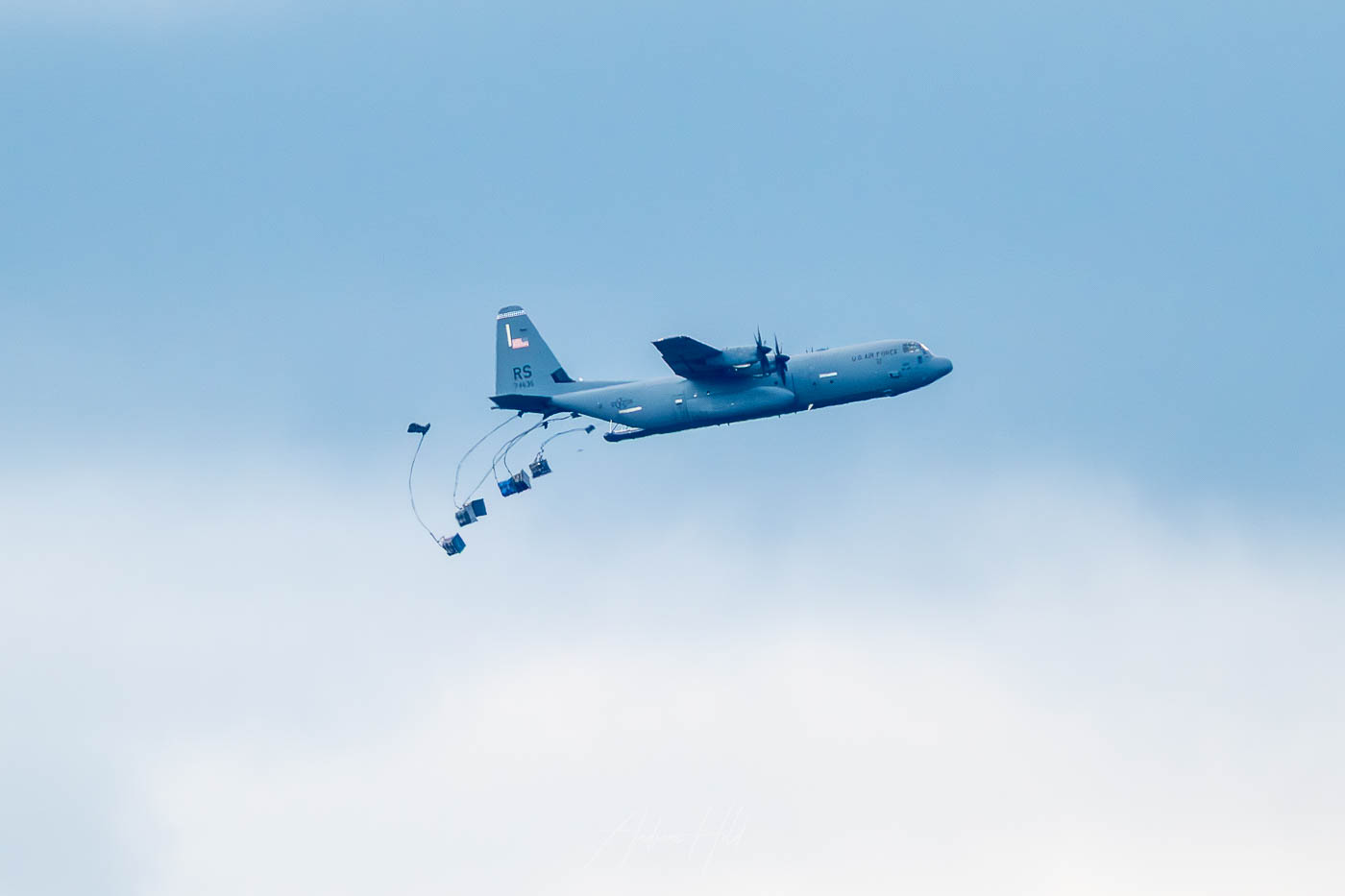 Beim sogenannten Gravity Airdrop verlassen sechs Paletten allein durch die Schwerkraft die C-130J Super Hercules des 86th Airlift Wing.