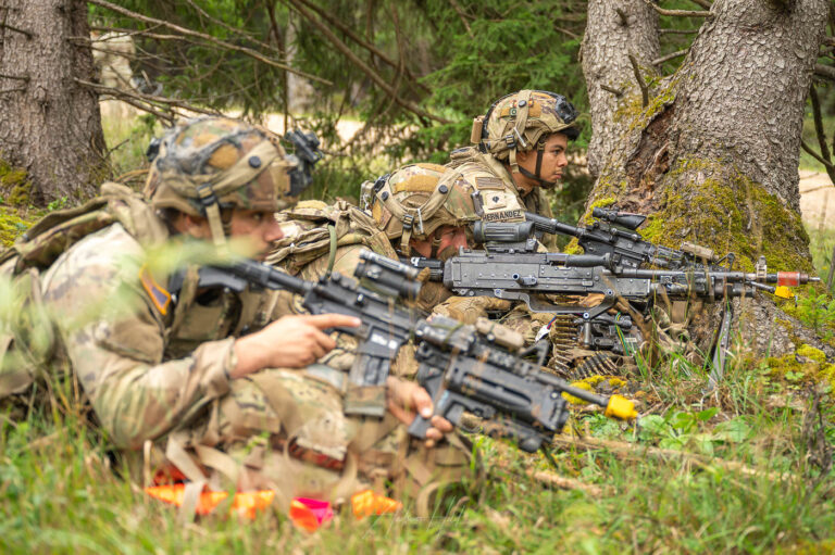 Soldaten des 2nd Cavalry Regiment sichern aus gedeckter Stellung den Aufbau einer Straßensperre