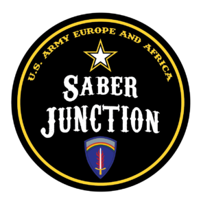 Rundes Abzeichen der US Army Europe and Africa zur Übung Saber Junction mit Stern, Schriftzug und Einheitswappen