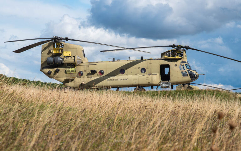 CH-47 Chinook Transporthubschrauber der 12th Combat Aviation Brigade auf der Flightline im JMRC Hohenfels