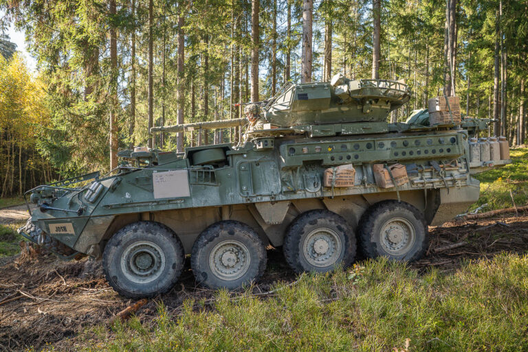 M1296 Stryker Infantry Carrier Vehicle Dragoon im Gelände mit geöffneter Fahrerluke während einer Übung in der Oberpfalz.