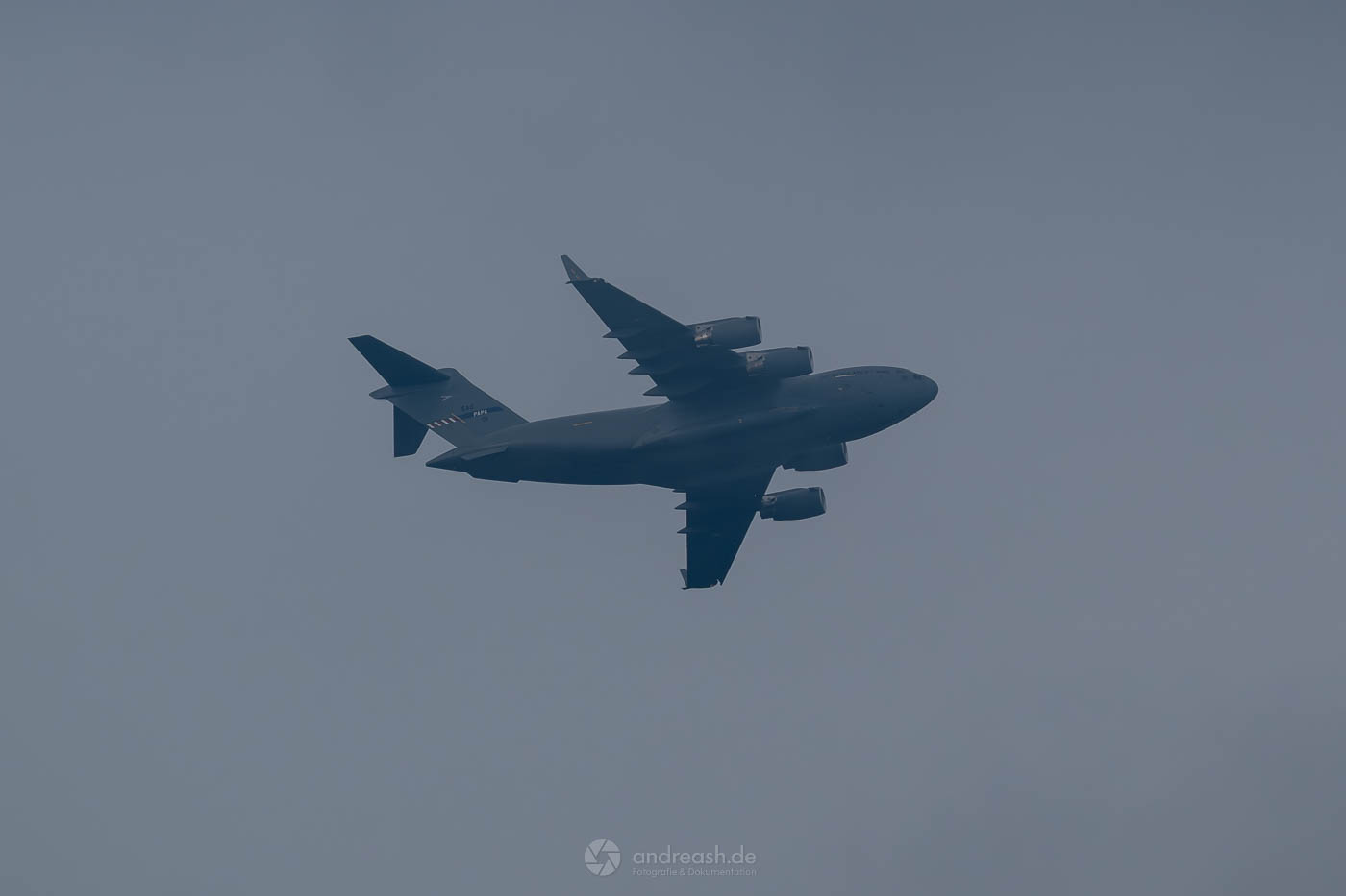 C-17A Globemaster III im Anflug über dem Übungsplatz Grafenwöhr bei einer Luftlandeoperation der 173rd Airborne Brigade