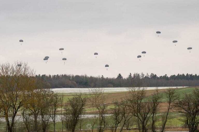 Mehrere Fallschirmjäger mit geöffneten Schirmen kurz vor der Landung nahe Grafenwöhr
