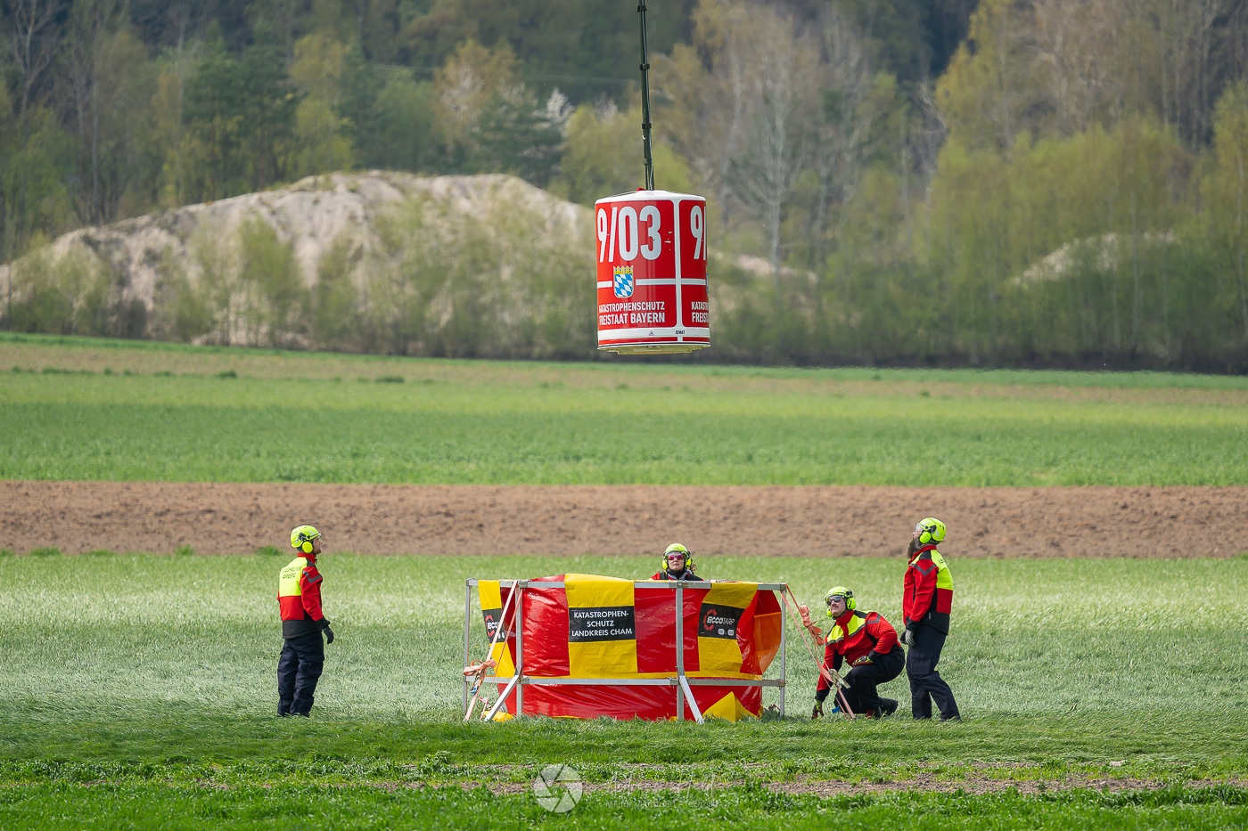 Ein 5.000 Liter Faltbehälter wird durch Edelweiß 7 mit einem Löschwasser-Außenlastbehälter vom Typ SEMAT befüllt.