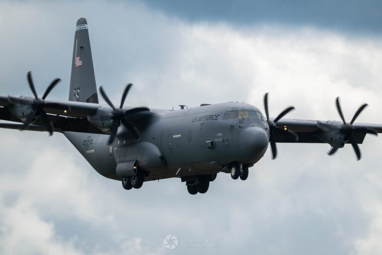 Mehrere Lockheed Martin C-130J Super Hercules der U.S. Air Force aus Ramstein führten wiederholt Lande- und Startübungen durch. Insgesamt waren vier Maschinen beteiligt, die sich im Wechsel dem Anflug, der Landung und dem anschließenden Start widmeten. Während eine C-130J die Übung am Flugfeld absolvierte, hielten sich die anderen Flugzeuge in festgelegten Wartezonen in der Luft auf.

Die Aufnahmen zeigen die Transportflugzeuge kurz vor dem Aufsetzen oder unmittelbar nach dem Abheben. Die C-130J Super Hercules ist die modernisierte Version der bewährten C-130 Hercules und wird für taktische Lufttransporte, Materialverlegung, Fallschirmsprünge und Versorgungsflüge eingesetzt. Ihre Fähigkeit, auch auf kurzen und einfacheren Pisten zu operieren, macht solche Trainingsflüge zu einem wichtigen Bestandteil der Einsatzvorbereitung.