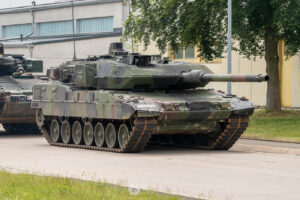 Ein Leopard 2 A7V fährt während der dynamischen Waffenschau in Weiden.